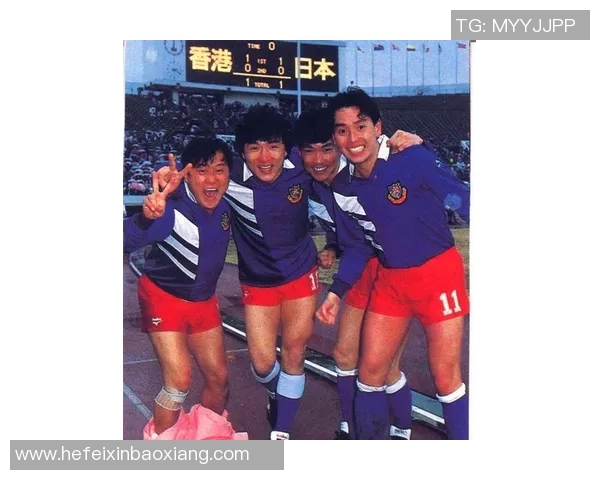 黄家驹与足球球星偶遇背后的故事：音乐与体育的完美邂逅